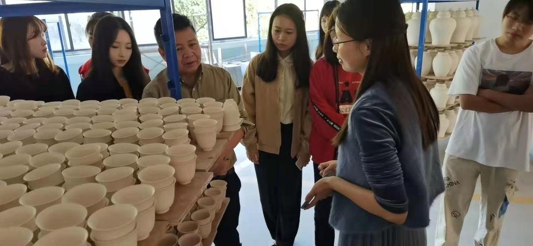 陈玉娜,公司经营范围包括:一般项目:日用陶瓷制品制造;工艺